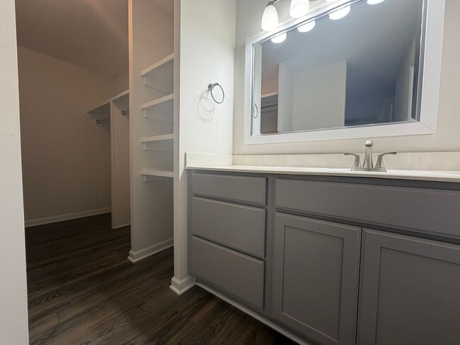 Building Photo - 114 Harvest Dr