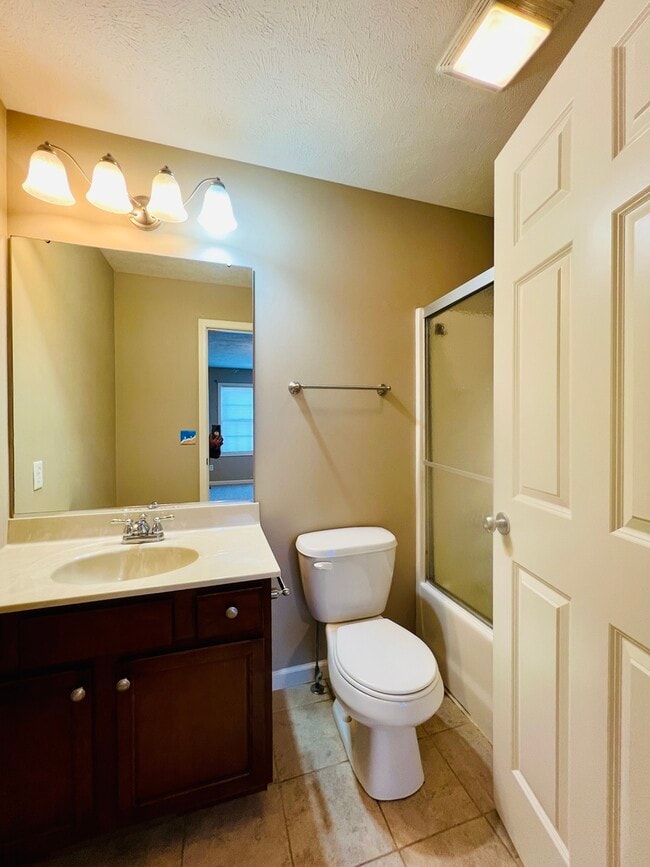 Building Photo - 1112 Ekstam Dr