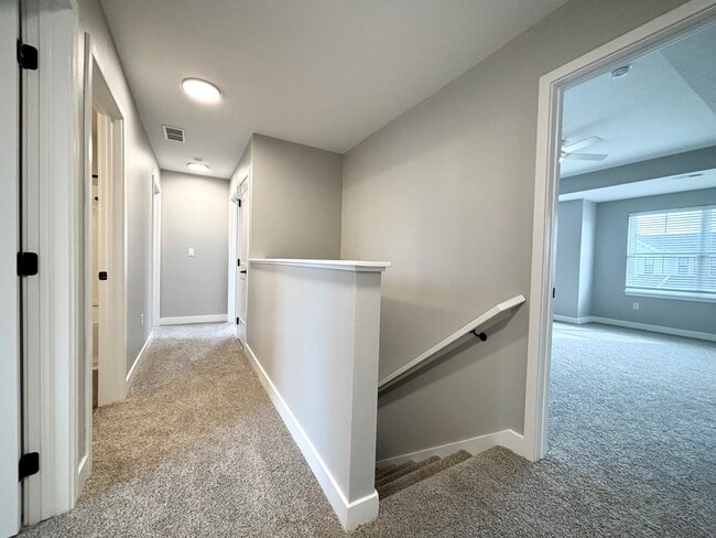 Building Photo - 1502 NE Savana Dr