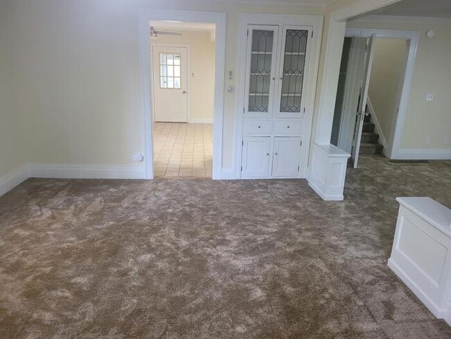 Building Photo - Perfect For Student Housing! 4 Bedroom Hou...