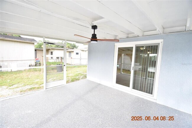 Building Photo - 417 Country Club Dr
