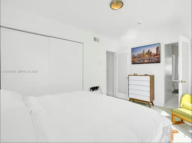 Building Photo - 7537 W Treasure Dr