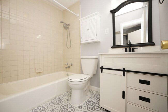 Building Photo - 116 Country Club Dr