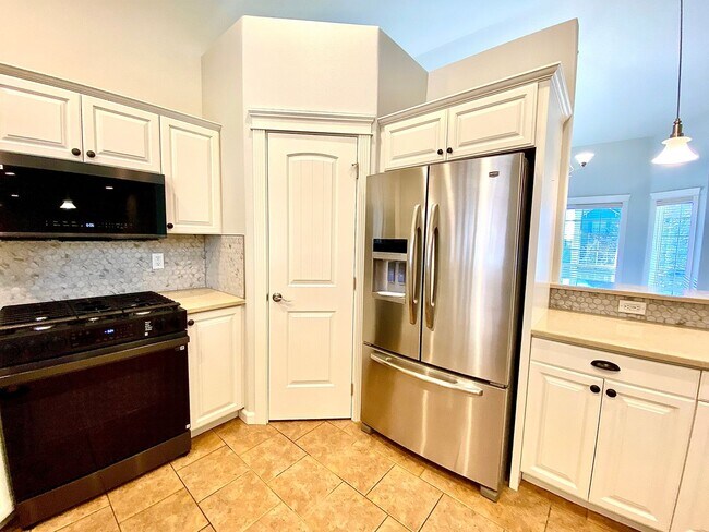 Building Photo - 3 Bedroom 2.5 Bath, 3 Car Garage w/Gorgeous Exterior