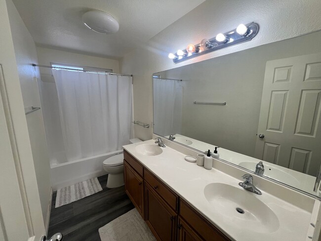 Building Photo - Spacious 4-Bedroom Home in Desirable Apple Valley Neighborhood