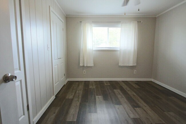 Building Photo - Updated Classic - Mid Century 4/2 2600 sf. All one level.