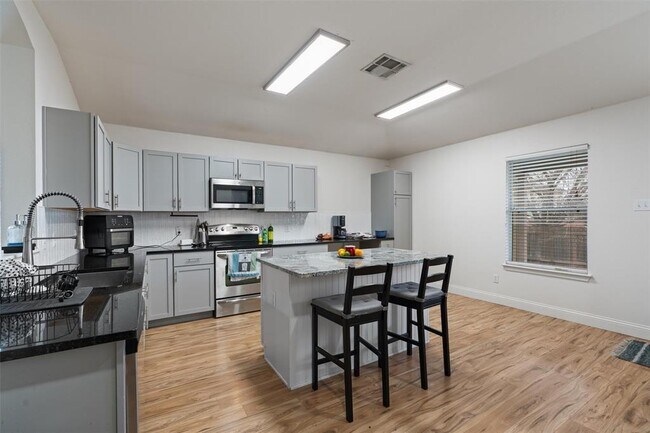 Building Photo - 208 Banner Ave