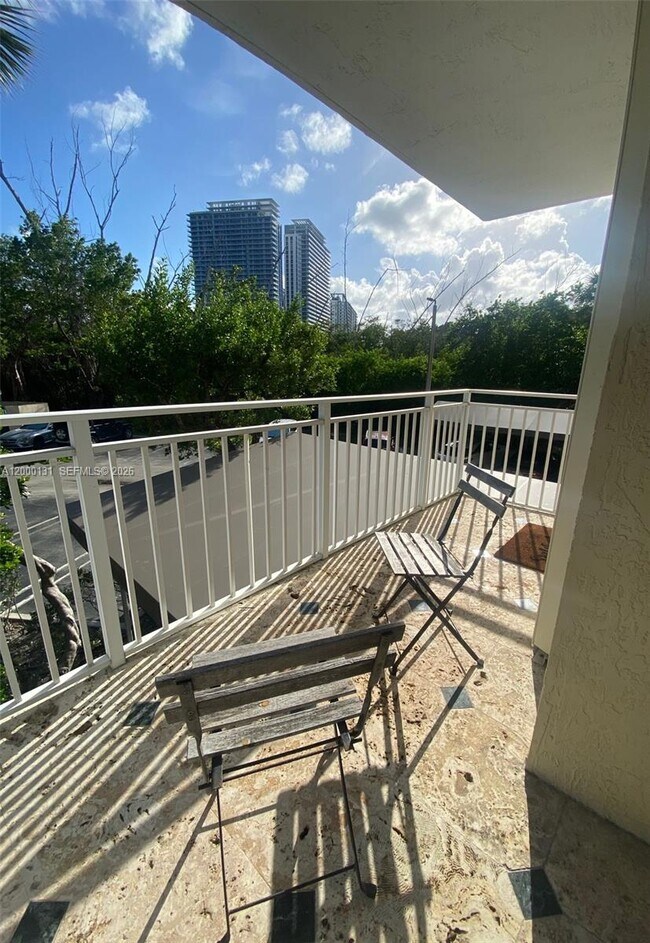 Building Photo - 16590 NE 26th Ave