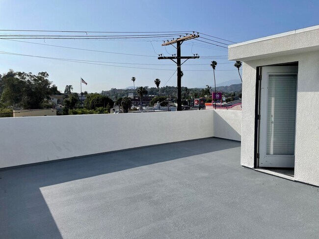 Building Photo - 116 S Ave 63