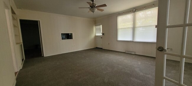 Building Photo - Spacious 3 bedroom 2.5 bathroom home in Ha...