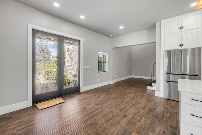 Building Photo - 1707 N Peninsula Ave