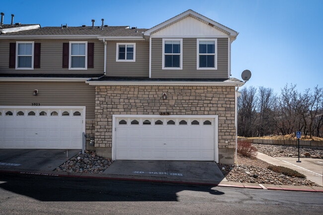 Building Photo - Beautiful 2 Bedroom End-Unit Townhouse in Montarbor Villas w/ Mountain Views