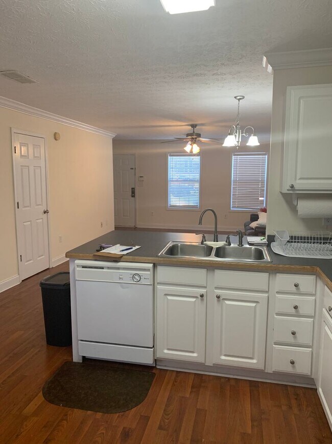 Building Photo - 2/2 1/2 Condo on Westside available mid July
