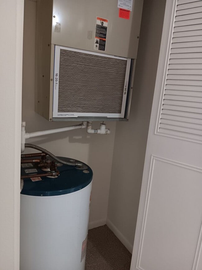 Building Photo - Sunny suite is SWEET in north St Pete - 2/...