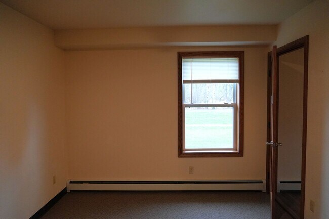 Building Photo - 1 Bedroom 1 Bath Apartment Available- All Utilities Included