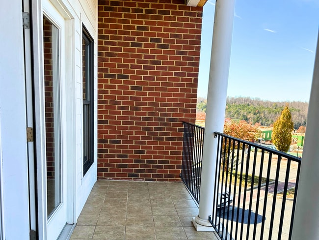 Building Photo - Upper Level Apartment in Wyndhurst with Gr...