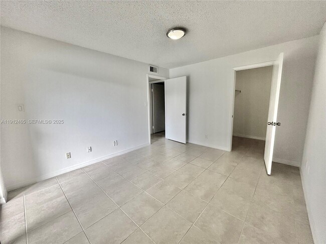 Building Photo - 540 S Park Rd