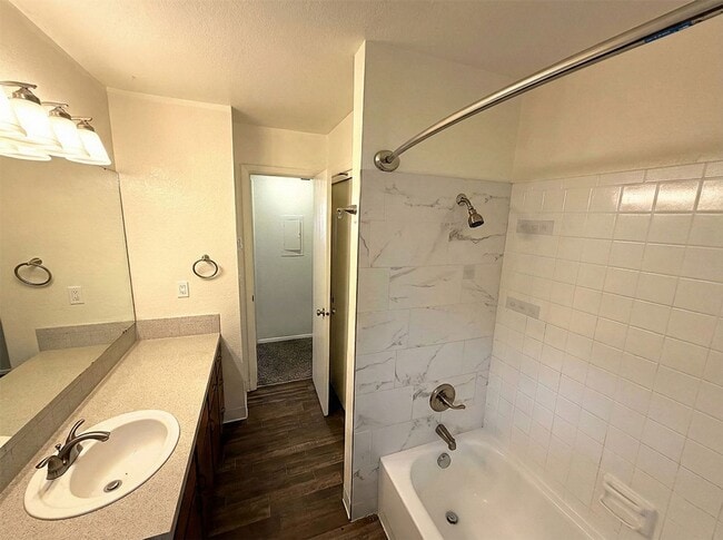 Building Photo - HUGE peaceful unit in Fruitland