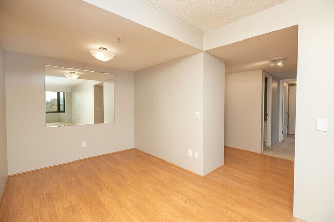 Building Photo - Unbeatable Views, Ample Amenities, 2 Bed 1...