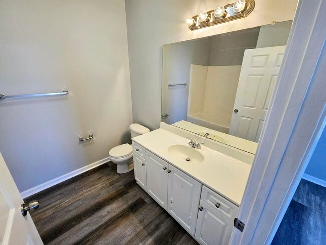 Building Photo - NEW LISTING: Stunning 3 Bed, 2 Bath Condo in Burlington!