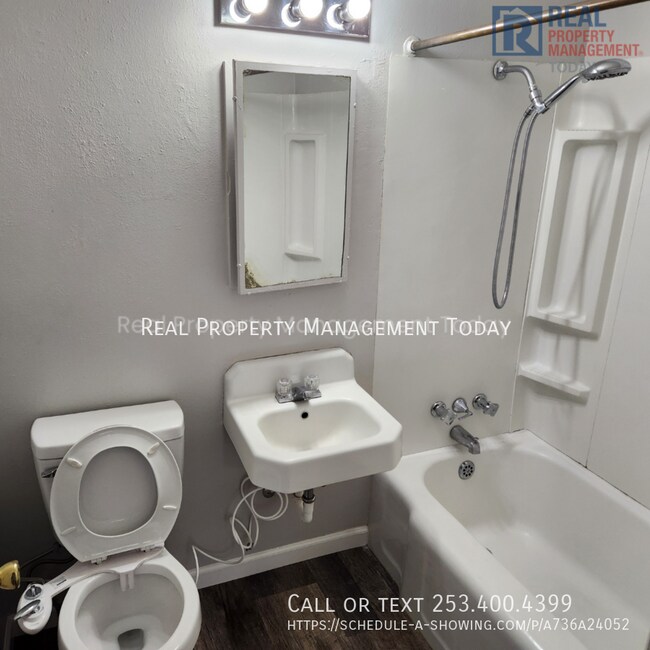 Building Photo - 8420 1/2 South Tacoma Way-2