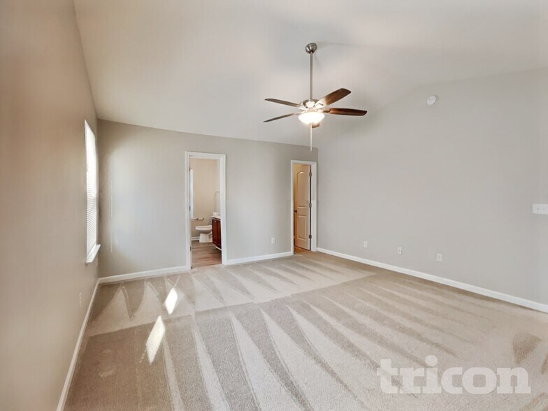 Building Photo - 47 Hallow Oak St