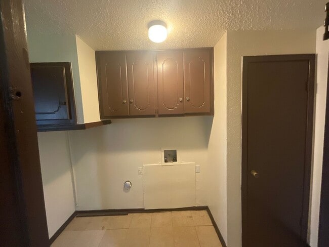 Building Photo - Spacious 4 bed, 1.5 bath