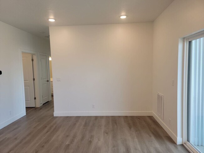 Building Photo - Stylish Desert Color 2 Bedroom Condo. Wash...