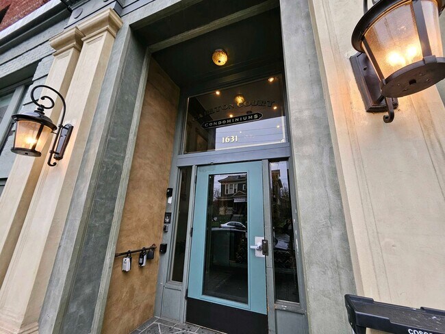 Building Photo - $500 Move-In Credit! Bright Studio Apartment with Hardwood Floors & Natural Light!