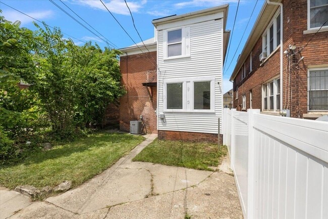 Building Photo - 2477 Hazelwood St