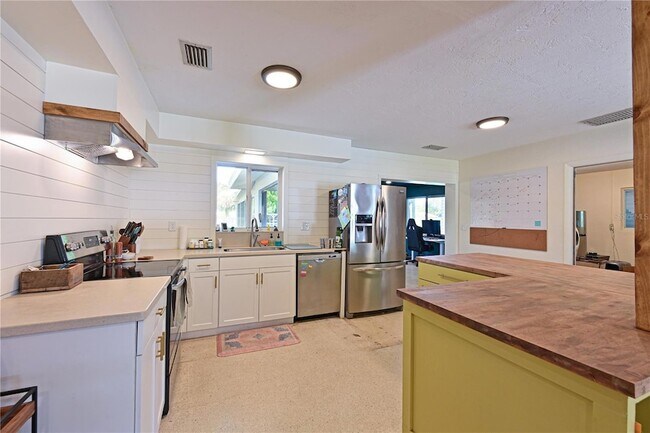 Building Photo - 5812 2nd Ave Dr NW