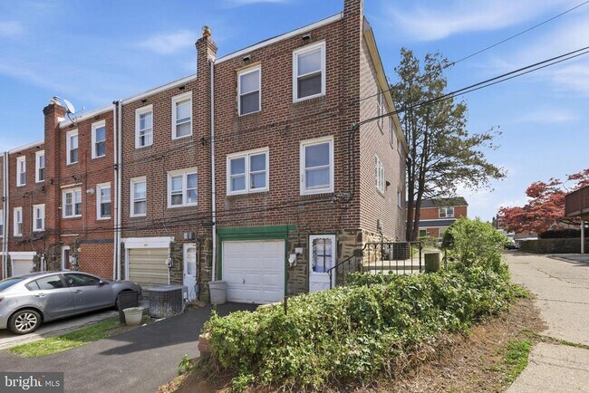 Building Photo - 271 W Wyncliffe Ave