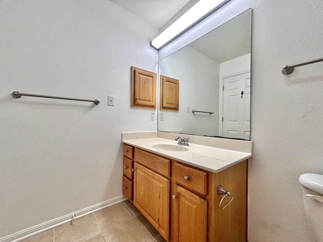 Building Photo - Charming 2-bedroom, 2.5-bathroom home at The Arbors at Riverside