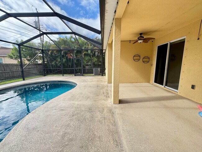 Building Photo - 520 SW Dailey Ave