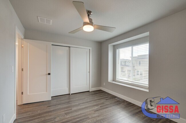 Building Photo - Beautiful, modern townhouse with primary b...