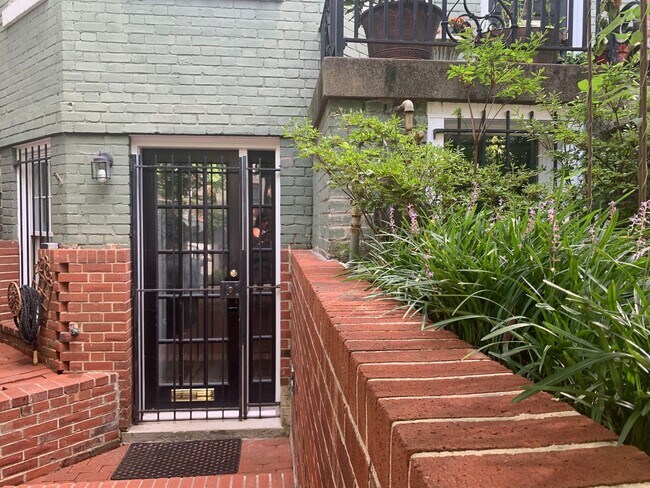 Building Photo - E Street NE 643