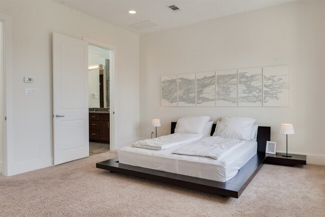 Building Photo - 5429C Hidalgo St