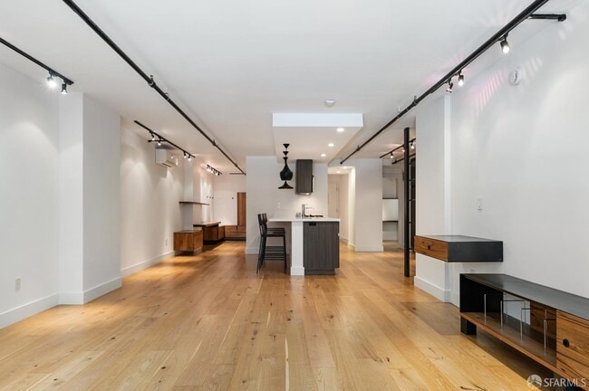 Building Photo - 1875 Mission St