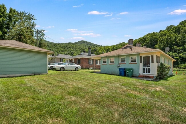 Building Photo - Charming 1930s Shotgun Duplex – Updated Bath, Walk-In Pantry, Water Included