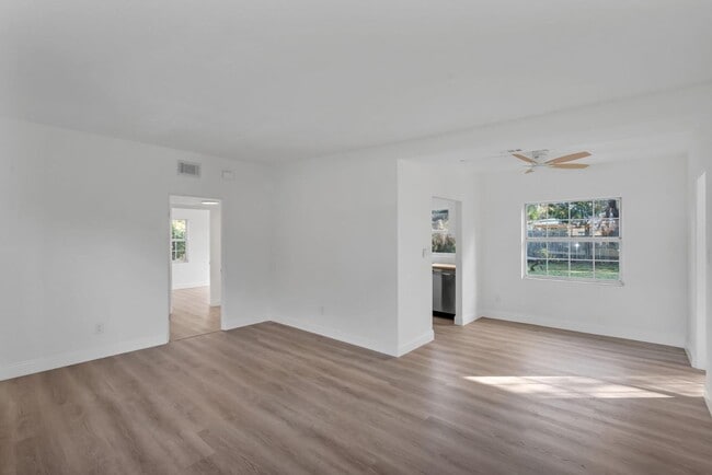 Building Photo - 833 Pinedale Ave