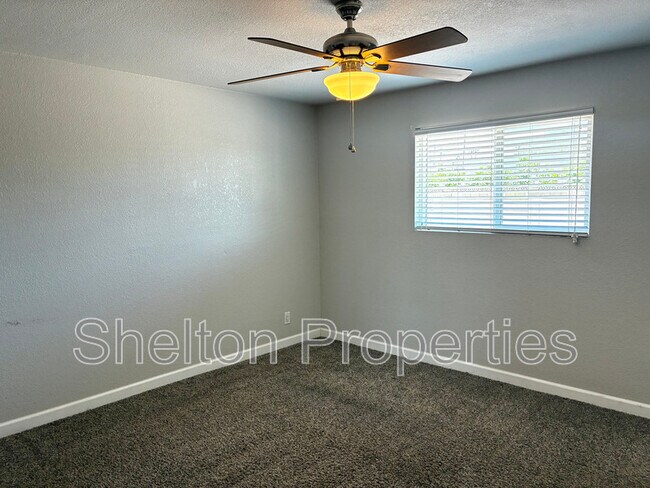 Building Photo - 1421 S Roberts Rd