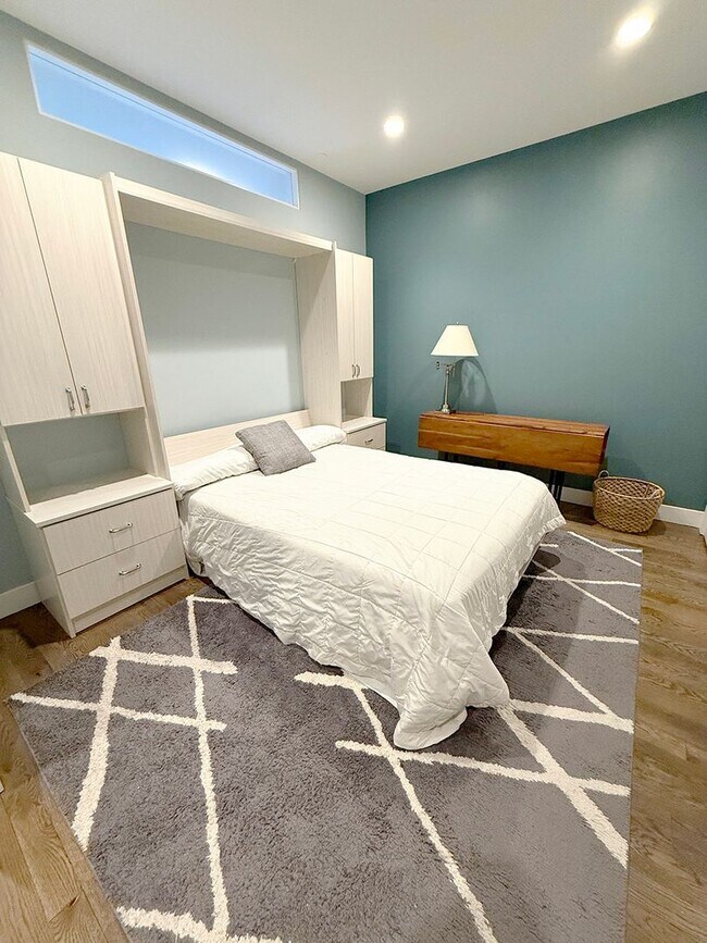 Building Photo - Downtown Luxury Condo Available Furnished or Unfurnished, with Parking