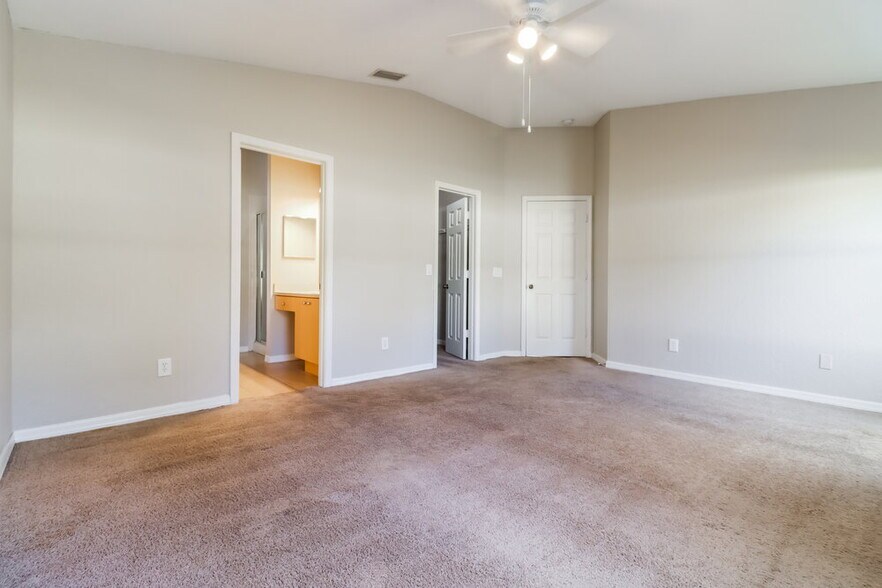 Building Photo - 11921 Autumn Creek Dr