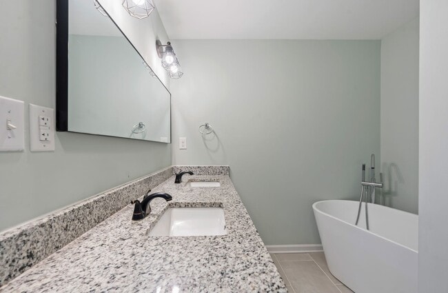 Building Photo - Nature Lovers 3 Bed 2 Bath Chapel Hill Ranch Available early August