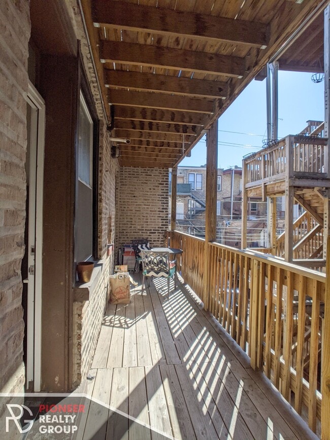 Building Photo - 857 W Cornelia Ave