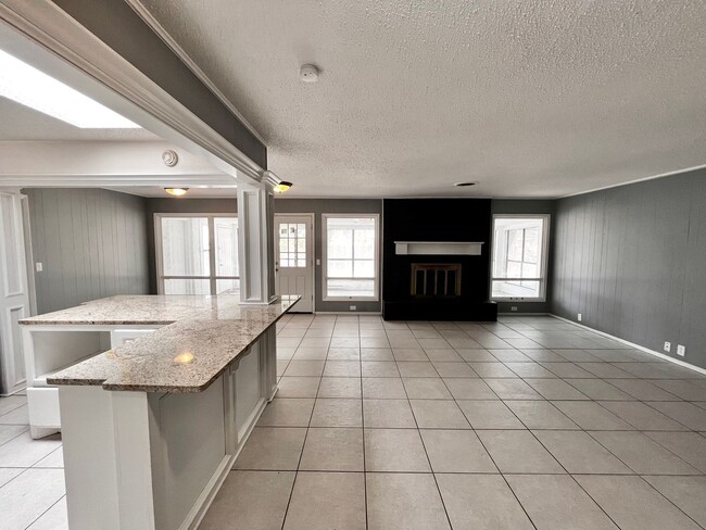 Building Photo - Amazing 4/2.5 in Prime Location! Minutes from Texas Tech and Hospitals!