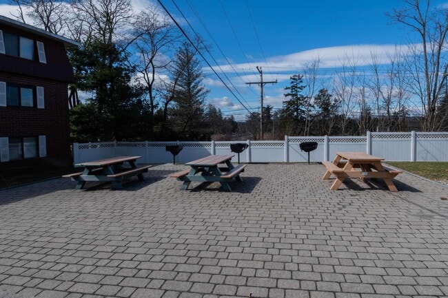 Building Photo - 535 Calef Rd