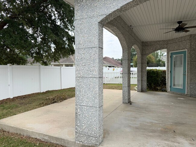 Building Photo - Rare find! 4/3 with amenities!