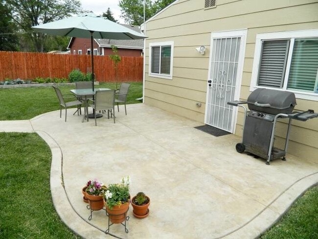 Building Photo - 3 bed/ 1 Bath in Desirable Park Hill Neighborhood