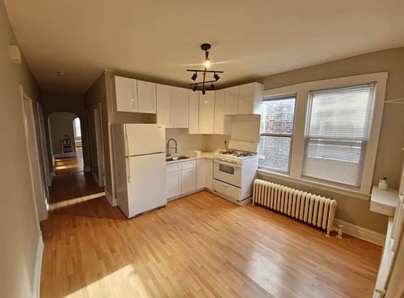 Kitchen (appliances are now silver) - 2238 Ridgeland Ave